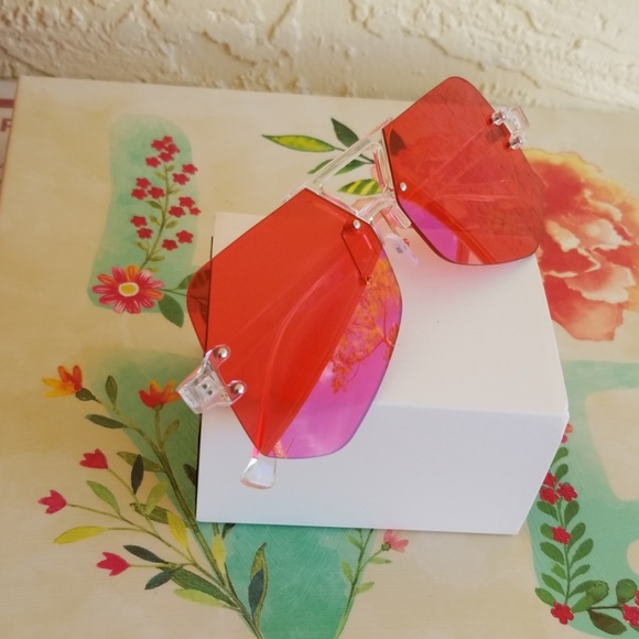 OVERSIZED CLEAR  UNISEX DESIGN SUNGLASSES. - Picture 4 of 4